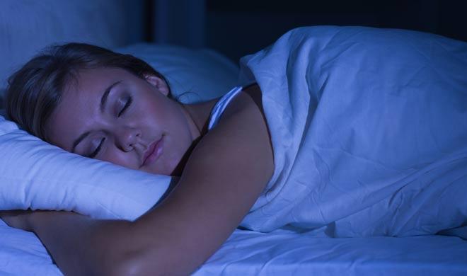 विडियो : रात को सोते समय गलती से भी पास न रखे ये 4 चीजें नहीं जल्दी हो जाएगी मृत्यु 