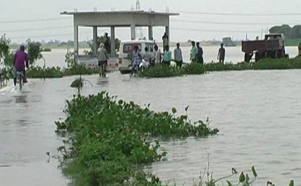 Photo of रोहिणी और राप्ती का बढ़ा जलस्तर, प्रशासन के माथे पर पसीना