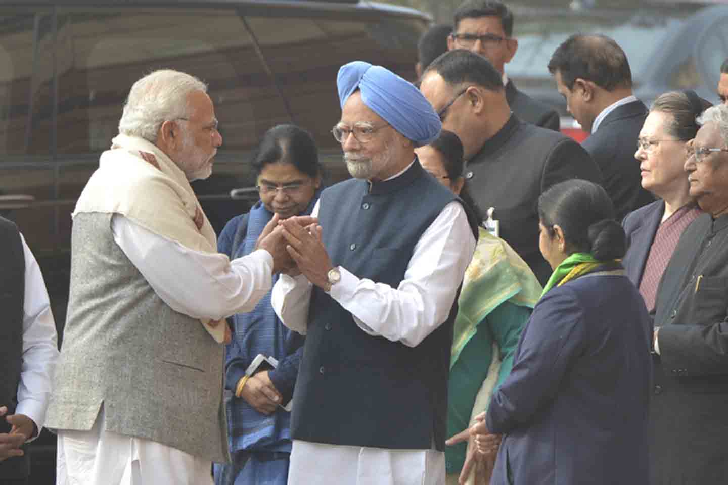 Photo of शहीदों को श्रद्धांजलि देने पहुंचे मोदी और मनमोहन, गिले-शिकवे दूर हुए मिलाया हाथ