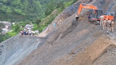 Photo of बीमार महिला का इलाज कराने, मौत का रास्ता पार कर पहुंची उत्तराखंड पुलिस, देखें तस्वीरें