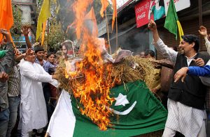 पाकिस्तानी झंडा जलाएंगे