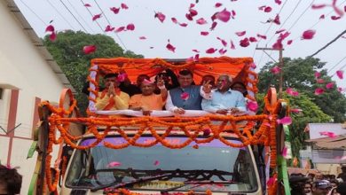 Photo of चंपावत विधानसभा उपचुनाव: धामी के पक्ष में सीएम योगी ने भरी हुंकार, रोड शो में छाया रहा बुलडोजर, देखें तस्वीरें