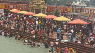 Photo of सोमवती अमावस्याः हज़ारों श्रद्धालुओं ने हरकी पैड़ी पर लगाई आस्था की डुबकी, देखें तस्वीरें