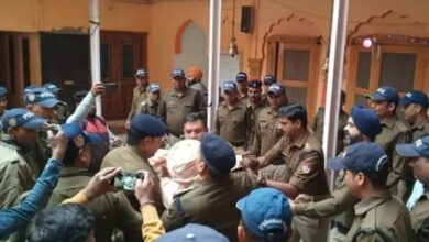 Photo of हरिद्वार: अखाड़ा के दो गुटों में जमकर हुआ हंगामा, पुलिस ने मुखिया को हिरासत में लिया