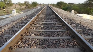 Photo of जबलपुर में रेलवे कर्मचारी ने पत्नी और दो बेटियों के साथ ट्रेन से कटकर की आत्महत्या