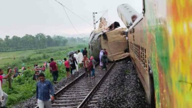 Photo of दार्जिलिंग में बड़ा ट्रेन हादसा, मालगाड़ी ने कंचनजंगा एक्सप्रेस को मारी टक्कर, लोको पायलट समेत 15 की मौत