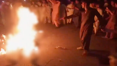 Photo of पाकिस्तान में भीड़ ने शख्स को थाने से निकालकर जिंदा जलाया, कुरान के अपमान का लगाया आरोप