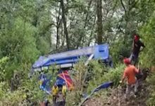 Photo of उत्तराखंड: गंगोत्री हाइवे पर गहरी खाई में गिरी अनियंत्रित बस, तीन महिलाओं की मौत, 24 घायल