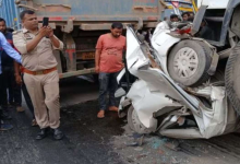 Photo of कानपुर में दर्दनाक सड़क हादसा, दो ट्रकों के बीच फंसकर कार के उड़े परखच्चे, पांच की मौत