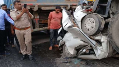 Photo of कानपुर में दर्दनाक सड़क हादसा, दो ट्रकों के बीच फंसकर कार के उड़े परखच्चे, पांच की मौत