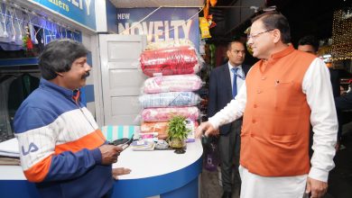 Photo of मुख्यमंत्री पुष्कर सिंह धामी दिल्ली से लौटते हुए देहरादून में, परिचित दुकानदारों एवं आम लोगों से की मुलाकात