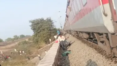 Photo of महाराष्ट्र के जलगांव में बड़ा ट्रेन हादसा, आग लगने की अफवाह फैली जिससे कई यात्री ट्रेन से कूदे, 8 की मौत, 40 से अधिक घायल