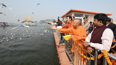 Photo of महाकुंभ पहुंचे भूटान के राजा जिग्मे खेसर नामग्याल वांगचुक, संगम में लगाई डुबकी