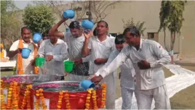 Photo of उत्तर प्रदेश की 75 जेलों में बंद कैदियों ने महाकुंभ के पानी से किया स्नान