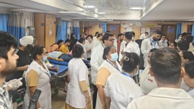 Photo of एम्स दिल्ली ने कैंसिल की सभी डाक्टरों और नर्सों की छुट्टियां
