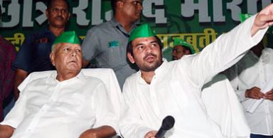 Photo of RJD प्रमुख लालू यादव ने अपने बड़े बेटे तेज प्रताप यादव को पार्टी से छह साल के लिए निकाला