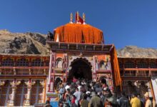 Photo of बद्रीनाथ धाम के कपाट श्रद्धालुओं के लिए खुले, आसमान से हुई फूलों की बारिश