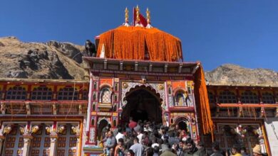 Photo of बद्रीनाथ धाम के कपाट श्रद्धालुओं के लिए खुले, आसमान से हुई फूलों की बारिश