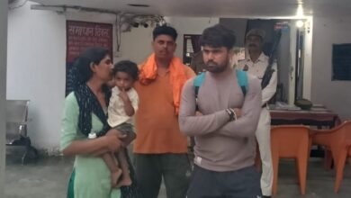 Photo of पति ने खुद पत्नी को प्रेमी को सौंपा, थाने में दिया दोनों को खुश रहने का आशीर्वाद