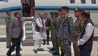 Photo of भुज एयरबेस पहुंचे रक्षा मंत्री राजनाथ सिंह, जवानों से करेंगे बातचीत