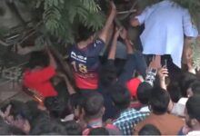 Photo of RCB की विक्ट्री परेड के दौरान चिन्नास्वामी स्टेडियम के बाहर मची भगदड़, 7 की मौत