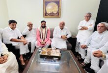 Photo of भूपेंद्र हुड्डा की भाभी के निधन पर श्रद्धांजलि देने पहुंचे सीएम नायब सिंह सैनी