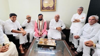 Photo of भूपेंद्र हुड्डा की भाभी के निधन पर श्रद्धांजलि देने पहुंचे सीएम नायब सिंह सैनी