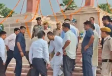 Photo of पटना के बख्तियारपुर में एक कार्यक्रम के दौरान, सीएम नीतीश कुमार के बेटे ने पटना डीएम के छुए पैर