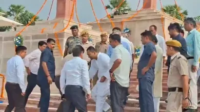 Photo of पटना के बख्तियारपुर में एक कार्यक्रम के दौरान, सीएम नीतीश कुमार के बेटे ने पटना डीएम के छुए पैर