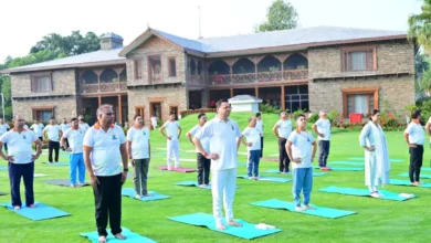 Photo of उत्‍तराखंड के मुख्यमंत्री पुष्कर सिंह धामी ने अपने सरकारी आवास परिसर में किया योगाभ्यास