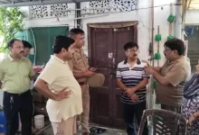 Photo of यूपी के लखनऊ में फ्लैट में मिलीं तीन लाशें, कपड़ा व्यापारी ने पत्नी-बेटी संग दी जान, घर से मिला सुसाइड नोट