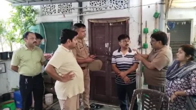 Photo of यूपी के लखनऊ में फ्लैट में मिलीं तीन लाशें, कपड़ा व्यापारी ने पत्नी-बेटी संग दी जान, घर से मिला सुसाइड नोट
