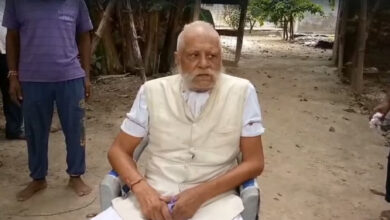 Photo of विधायक राजा भइया के पिता उदय प्रताप सिंह को 13 समर्थकों के साथ किया गया नजरबंद