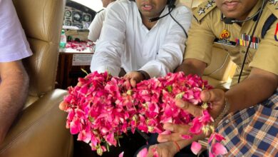 Photo of बागपत में हेलीकॉप्टर से कांवड़ियों पर फूलों की वर्षा, मुजफ्फरनगर में महिला पुलिस अफसर ने दबाए पैर