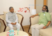 Photo of शिबू सोरेन से मिलने दिल्ली पहुंचे बाबूलाल मरांडी, सीएम हेमंत सोरेन से जाना हाल