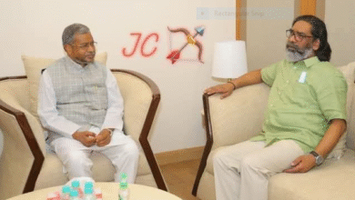 Photo of शिबू सोरेन से मिलने दिल्ली पहुंचे बाबूलाल मरांडी, सीएम हेमंत सोरेन से जाना हाल