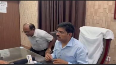 Photo of कानपुर CMO की कुर्सी पर उठा बवंडर थमा, डॉ. नेमी की विदाई, डॉ. उदयनाथ ने संभाला कार्यभार