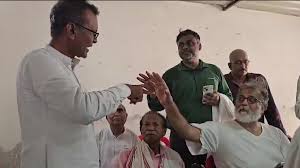 Photo of पूर्वी चंपारण: गांधी के प्रपौत्र तुषार गांधी को कार्यक्रम से निकाला, मुखिया से हुई तीखी बहस