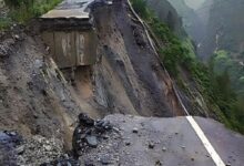 Photo of भारी बारिश से उत्तराखंड में तबाही: भूस्खलन से रास्ते बंद, यात्रियों की फंसी जान, तीर्थयात्रा पर ब्रेक