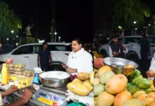 Photo of भोपाल : फिर दिखी सीएम मोहन यादव की सादगी, सड़कों पर खरीदा फल