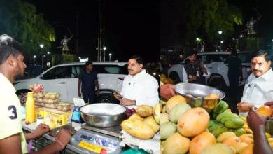 Photo of भोपाल : फिर दिखी सीएम मोहन यादव की सादगी, सड़कों पर खरीदा फल