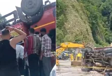 Photo of उत्तराखंड के टिहरी में ट्रक पलटने से तीन कांवड़ियों की मौत, 18 घायल