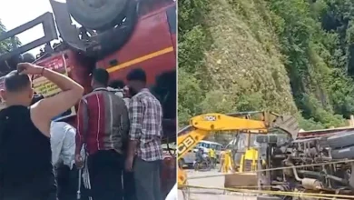 Photo of उत्तराखंड के टिहरी में ट्रक पलटने से तीन कांवड़ियों की मौत, 18 घायल