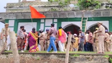 Photo of फतेहपुर में मकबरे को लेकर बवाल, एक किलोमीटर दायरे में सड़कें बंद, 150 पर FIR