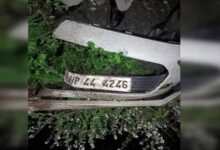Photo of चंबा हादसा: चलती कार पर गिरी चट्टान, 500 मीटर गहरी खाई में गिरने से एक ही परिवार के छह लोगों की मौत