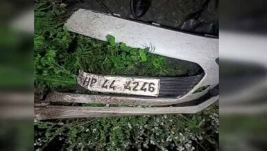 Photo of चंबा हादसा: चलती कार पर गिरी चट्टान, 500 मीटर गहरी खाई में गिरने से एक ही परिवार के छह लोगों की मौत