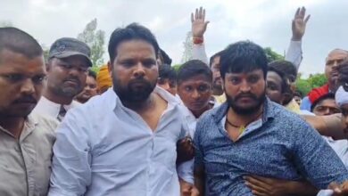 Photo of कौशाम्बी में 50 हजार का इनामी मोनू पांडेय पुलिस दबाव में सरेंडर