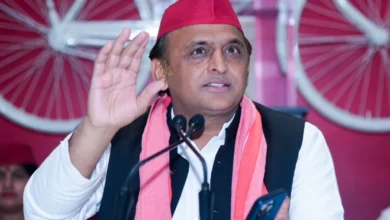Photo of बैरिकेड फांदकर अखिलेश की ‘छलांग’, शिवपाल ने की तारीफ़; ECI पर वोट लूटने के आरोप
