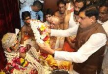 Photo of उज्जैन में बाबा महाकाल की राजसी सवारी, पुष्पवर्षा से गूंजा आकाश