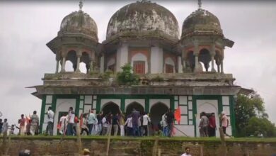 Photo of फतेहपुर में 200 साल पुराने मकबरे को लेकर बवाल, हिंदू संगठनों ने पूजा की मांग पर जताया जोर